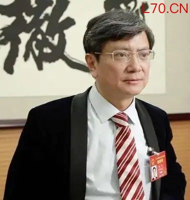 郑强发出痛心疾首地质问：“1982年，我们的国家公费一批学生到日本留学，这批人中就有我，可是回来的有多少人呢？就我一个！”