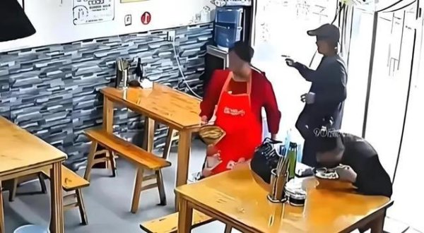 83岁老人在面馆吃饱喝足突然离世，儿子赶到后神色平和，主动送上烟酒致谢