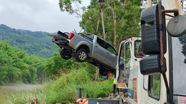 广西环江坠河车辆已打捞上岸 已致8人遇难
